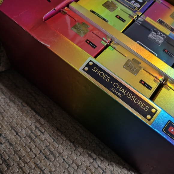 Rainbow High Mini Accessories Studio 27 Boxes With Display Case Accessories - Picture 10 of 11